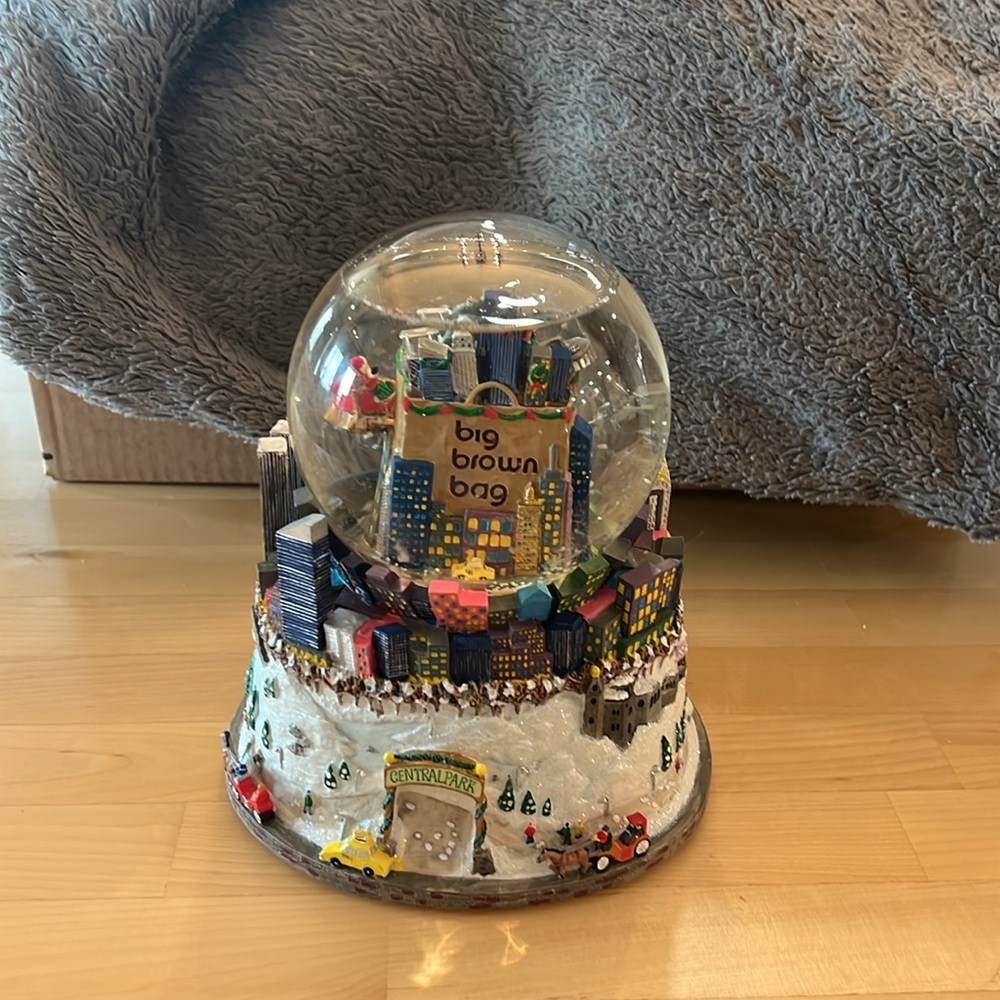 Vintage Bloomingdale’s snow globe from 2001, NYC - Picture 4 of 5